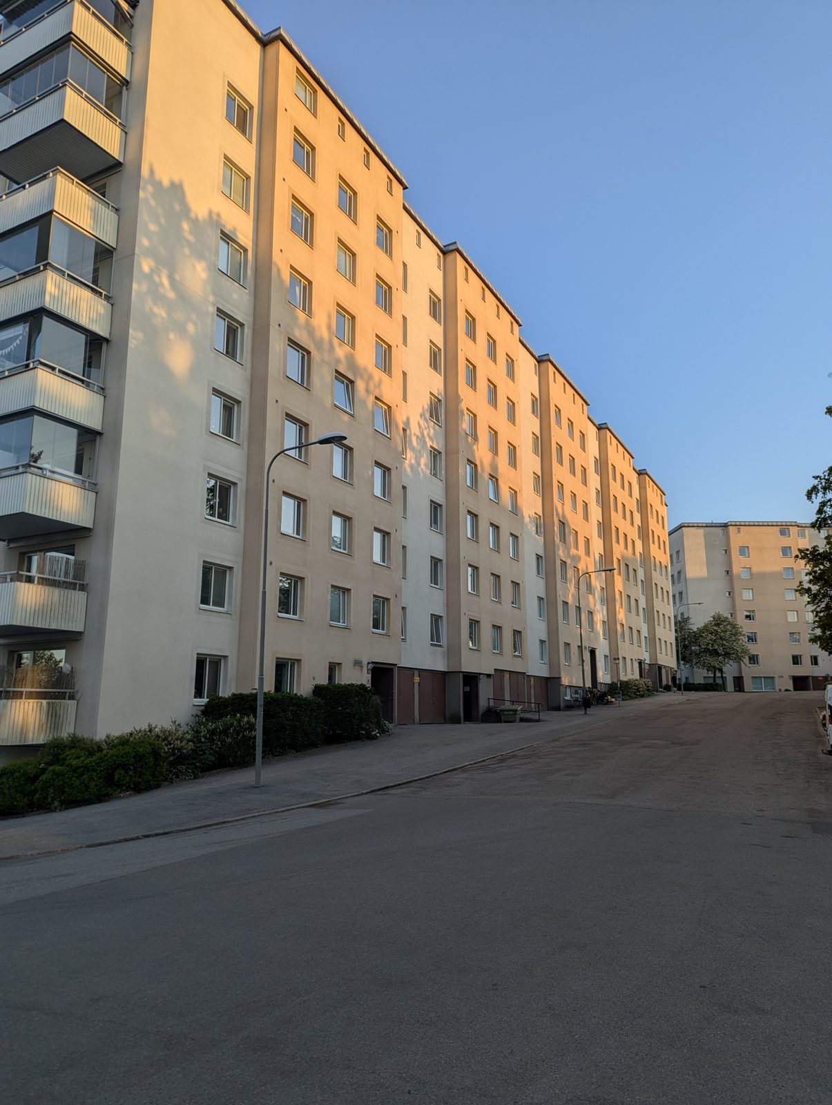 Brf Adelsö 2 – husen 62–70 längs Filipstadsbacken i kvällsljus