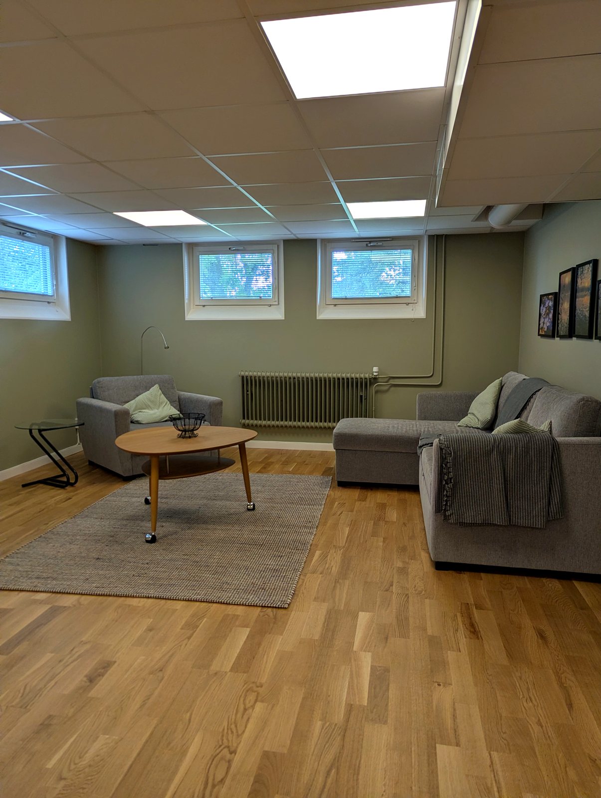 Föreningslokalen – sittgrupp med soffa och fåtölj