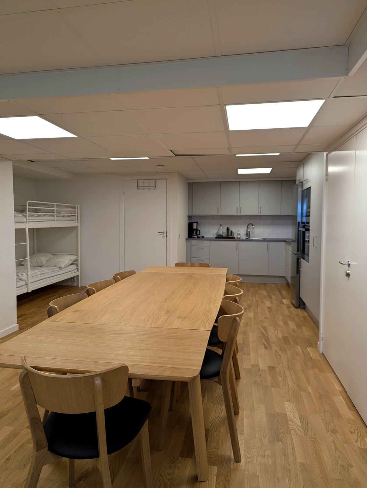 Föreningslokalens matplats med långbord och kök